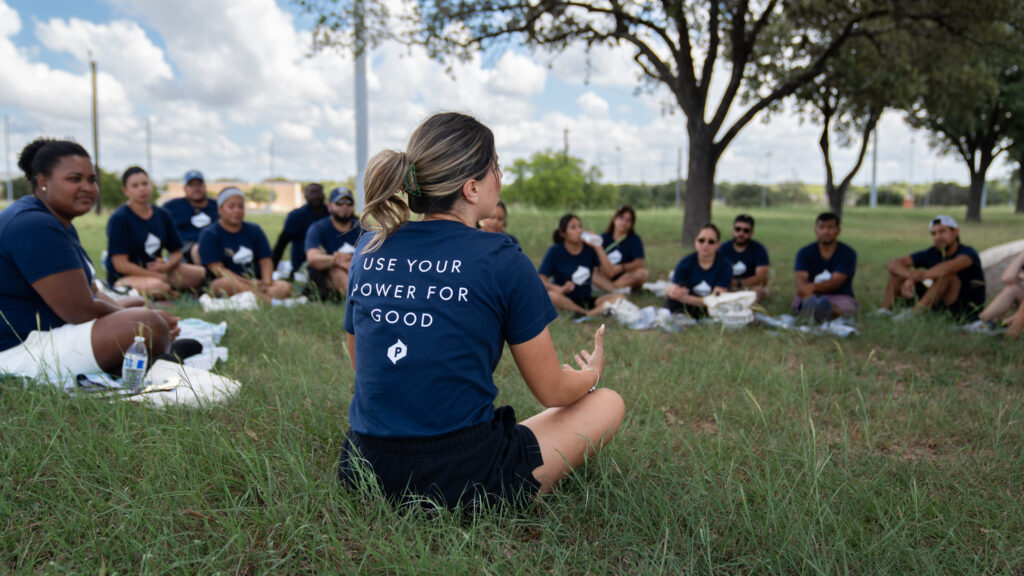 Mi Gente members gather in a circle after the volunteer event with LULAC to reflect on their experience. 